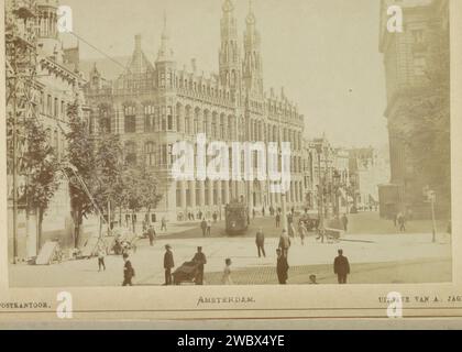 Blick auf das königliche Postamt auf dem Nieuwezijds Voorburgwal, in ODER nach 1905 - in oder vor 1907 Foto. Kabinettfoto Teil des Leporelloalbums mit 24 Fotos von Amsterdam. Amsterdamer Karton. Fotografische Unterstützung Albumendruck Straße (+ Stadt(-Landschaft) mit Figuren, Personal). Postamt. Straßenbahn, Straßenbahn Nieuwezijds Voorburgwal. Königliches Postamt Stockfoto
