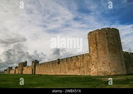 Türme und Stadtmauern von Agues-Mortes, einer mittelalterlichen Stadt in der Nähe der Camargue, südlich des Départements Gard, Region Occitanie, Südfrankreich Stockfoto