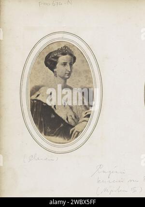 Fotoproduktion von (vermutlich) einem Druck auf ein gemaltes Porträt von Kaiserin Eugénie van France, Ehefrau von Napoleon III., Alfred Le Jeune Chardon, nach Anonym, 1855–1875 Fotografie. Besuchskarte Teil des Fotoalbums mit 123 Cartes-de Visite von Mitgliedern europäischer Königshäuser, Politikern und bekannten Personen. Paris Pappe. Papier. Fotografischer Trägeralbumendruck historischer Personen. kaiserlicher Mantel (Symbol der Souveränität). Diadem, Diadem Stockfoto