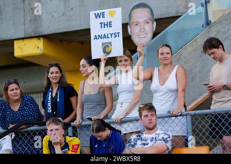 Sydney, Australien. Januar 2024. Fans der Mariners zeigen ihre Unterstützung vor dem A-League Women RD12 Spiel zwischen Wellington Phoenix und Central Coast Mariners am 12. Januar 2024 in Sydney, Australien Credit: IOIO IMAGES/Alamy Live News Stockfoto