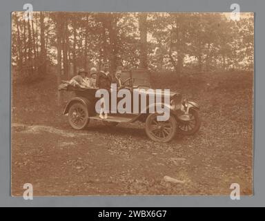 Unbekannte Firma in einem Auto, anonym, ca. 1915 - ca. 1925 fotografische Unterstützung Gelatine Silberdruck Automobil. Wald, Holz Stockfoto