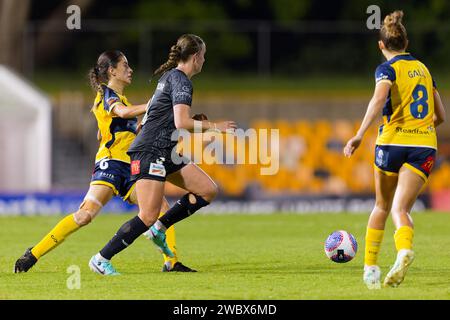 Sydney, Australien. Januar 2024. Isabel Gomez von den Mariners tritt am 12. Januar 2024 im Leichhardt Oval mit Kate Taylor von den Phoenix im A-League-Spiel zwischen Wellington Phoenix und Central Coast Mariners in Sydney, Australien an Credit: IOIO IMAGES/Alamy Live News Stockfoto