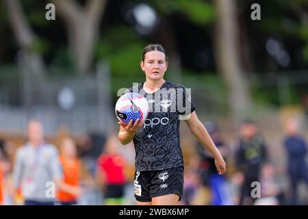 Sydney, Australien. Januar 2024. Zoe McMeeken von The Phoenix bereitet sich darauf vor, den Ball während des A-League-Spiels zwischen Wellington Phoenix und Central Coast Mariners im Leichhardt Oval am 12. Januar 2024 in Sydney, Australien zu werfen Stockfoto