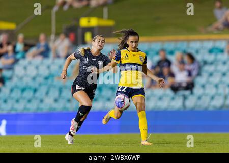 Sydney, Australien. Januar 2024. Hailey Davidson von The Phoenix tritt am 12. Januar 2024 in Sydney, Australien, im Rahmen des A-League-Spiels zwischen Wellington Phoenix und Central Coast Mariners um den Ball an Stockfoto
