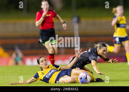 Sydney, Australien. Januar 2024. Isabel Gomez von den Mariners tritt am 12. Januar 2024 im Leichhardt Oval in Sydney (Australien) im A-League-Spiel zwischen Wellington Phoenix und Central Coast Mariners gegen Macey Fraser von den Phoenix an Stockfoto