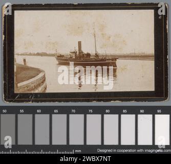 Dampfschiff 'Mercuur' auf einem Fluss, Anonym, 1880 - 1940 Foto. Visitenkarte Niederlande Karton. Fotografisches Trägerdampfer, Motorschiff Niederlande Stockfoto