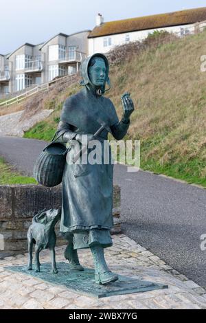 Foto der Mary Anning Bronzestatue in Lyme Regis in Dorset Stockfoto