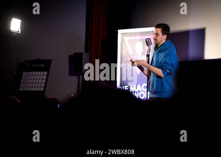 SLAM JAM - die Poetry-Slam-Veranstaltungsreihe im Kreis Groß-Gerau Walldorf, 11.01.2024 Slammer Dominik Rinkart SLAM JAM - die Poetry-Slam-Veranstaltungsreihe im Kreis Groß-Gerau - Veranstaltung am 11.01.2024 im Kino Lichtblick in Walldorf Hessen. Walldorf Kino Lichtblick Hessen Deutschland *** SLAM JAM die Poetry Slam Veranstaltungsreihe im Kreis Groß Gerau Walldorf, 11 01 2024 Slammer Dominik Rinkart SLAM JAM die Poetry SLAM Veranstaltungsreihe im Kreis Groß Gerau Veranstaltung am 11 01 2024 im Kino Lichtblick in Walldorf Hessen Walldorf Kino Lichtblick Hessen Deutschland Copyright: xBEAUTIFULxSPORT Stockfoto