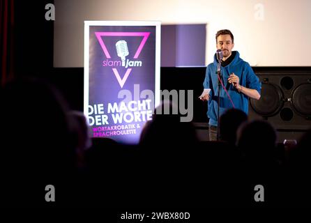 SLAM JAM - die Poetry-Slam-Veranstaltungsreihe im Kreis Groß-Gerau Walldorf, 11.01.2024 Slammer Dominik Rinkart SLAM JAM - die Poetry-Slam-Veranstaltungsreihe im Kreis Groß-Gerau - Veranstaltung am 11.01.2024 im Kino Lichtblick in Walldorf Hessen. Walldorf Kino Lichtblick Hessen Deutschland *** SLAM JAM die Poetry Slam Veranstaltungsreihe im Kreis Groß Gerau Walldorf, 11 01 2024 Slammer Dominik Rinkart SLAM JAM die Poetry SLAM Veranstaltungsreihe im Kreis Groß Gerau Veranstaltung am 11 01 2024 im Kino Lichtblick in Walldorf Hessen Walldorf Kino Lichtblick Hessen Deutschland Copyright: xBEAUTIFULxSPORT Stockfoto