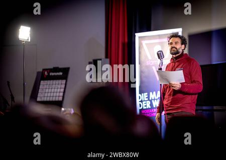 SLAM JAM - die Poetry-Slam-Veranstaltungsreihe im Kreis Groß-Gerau Walldorf, 11.01.2024 Slammer Gregor Biberacher SLAM JAM - die Poetry-Slam-Veranstaltungsreihe im Kreis Groß-Gerau - Veranstaltung am 11.01.2024 im Kino Lichtblick in Walldorf Hessen. Walldorf Kino Lichtblick Hessen Deutschland *** SLAM JAM die Poetry Slam Veranstaltungsreihe im Kreis Groß Gerau Walldorf, 11 01 2024 Slammer Gregor Biberacher SLAM JAM die Poetry SLAM Veranstaltungsreihe im Kreis Groß Gerau Veranstaltung am 11 01 2024 im Kino Lichtblick in Walldorf Hessen Walldorf Kino Lichtblick Hessen Deutschland Copyright: xBEAUTIFULxS Stockfoto