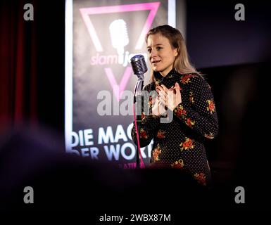 SLAM JAM - die Poetry-Slam-Veranstaltungsreihe im Kreis Groß-Gerau Walldorf, 11.01.2024 Slammerin Julia Chapeau SLAM JAM - die Poetry-Slam-Veranstaltungsreihe im Kreis Groß-Gerau - Veranstaltung am 11.01.2024 im Kino Lichtblick in Walldorf Hessen. Walldorf Kino Lichtblick Hessen Deutschland *** SLAM JAM die Poetry Slam Veranstaltungsreihe im Großkreis Gerau Walldorf, 11 01 2024 Slammer Julia Chapeau SLAM JAM die Poetry Slam Veranstaltungsreihe im Bezirk Gross Gerau Event am 11 01 2024 im Kino Lichtblick in Walldorf Hessen Walldorf Kino Lichtblick Hessen Deutschland Copyright: xBEAUTIFULxSPORTS/ Stockfoto