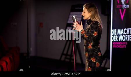 SLAM JAM - die Poetry-Slam-Veranstaltungsreihe im Kreis Groß-Gerau Walldorf, 11.01.2024 Slammerin Julia Chapeau SLAM JAM - die Poetry-Slam-Veranstaltungsreihe im Kreis Groß-Gerau - Veranstaltung am 11.01.2024 im Kino Lichtblick in Walldorf Hessen. Walldorf Kino Lichtblick Hessen Deutschland *** SLAM JAM die Poetry Slam Veranstaltungsreihe im Großkreis Gerau Walldorf, 11 01 2024 Slammer Julia Chapeau SLAM JAM die Poetry Slam Veranstaltungsreihe im Bezirk Gross Gerau Event am 11 01 2024 im Kino Lichtblick in Walldorf Hessen Walldorf Kino Lichtblick Hessen Deutschland Copyright: xBEAUTIFULxSPORTS/ Stockfoto