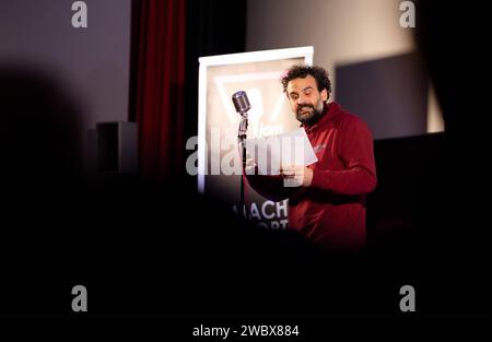 SLAM JAM - die Poetry-Slam-Veranstaltungsreihe im Kreis Groß-Gerau Walldorf, 11.01.2024 Slammer Gregor Biberacher SLAM JAM - die Poetry-Slam-Veranstaltungsreihe im Kreis Groß-Gerau - Veranstaltung am 11.01.2024 im Kino Lichtblick in Walldorf Hessen. Walldorf Kino Lichtblick Hessen Deutschland *** SLAM JAM die Poetry Slam Veranstaltungsreihe im Kreis Groß Gerau Walldorf, 11 01 2024 Slammer Gregor Biberacher SLAM JAM die Poetry SLAM Veranstaltungsreihe im Kreis Groß Gerau Veranstaltung am 11 01 2024 im Kino Lichtblick in Walldorf Hessen Walldorf Kino Lichtblick Hessen Deutschland Copyright: xBEAUTIFULxS Stockfoto