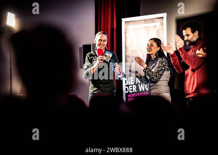 SLAM JAM - die Poetry-Slam-Veranstaltungsreihe im Kreis Groß-Gerau Walldorf, 11.01.2024 Siegerehrung mit Moderator Sebastian Hauf, Siegerin des Poetry-Slam-Abends Aileen Schneider und Slammer Gregor Biberacher, der applaudiert SLAM JAM - die Poetry-Slam-Veranstaltungsreihe im Kreis Groß-Gerau - Veranstaltung am 11.01.2024 im Kino Lichtblick in Walldorf Hessen. Walldorf Kino Lichtblick Hessen Deutschland *** SLAM JAM die Poetry Slam Veranstaltungsreihe im Stadtteil Gross Gerau Walldorf, 11 01 2024 Preisverleihung mit Moderator Sebastian Hauf, Gewinnerin des Poetry Slam Abends Aileen Schneider und Stockfoto