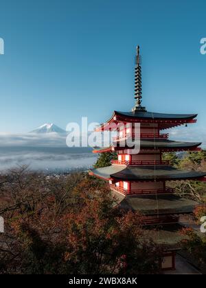 Fuji und Chureito-Pagode bei Sonnenaufgang in der Herbstsaison, Fujiyoshida, Japan. Stockfoto