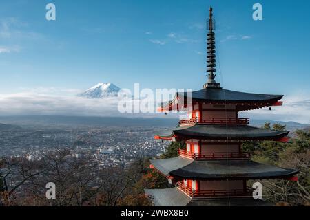 Fuji und Chureito-Pagode bei Sonnenaufgang in der Herbstsaison, Fujiyoshida, Japan. Stockfoto