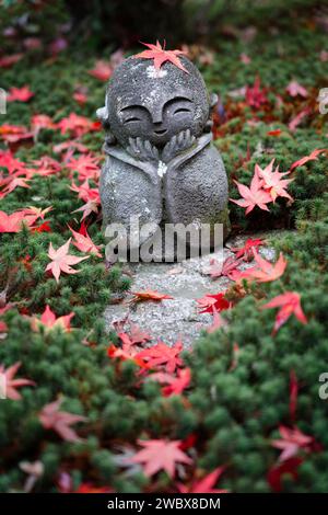 Herbstsaison in Kyoto, Japan, dekorative Skulptur mit Ahornblättern am Enkoji-Tempel. Stockfoto