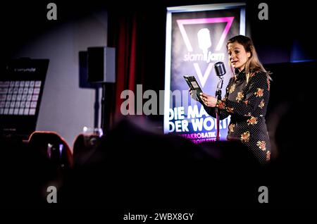 SLAM JAM - die Poetry-Slam-Veranstaltungsreihe im Kreis Groß-Gerau Walldorf, 11.01.2024 Slammerin Julia Chapeau SLAM JAM - die Poetry-Slam-Veranstaltungsreihe im Kreis Groß-Gerau - Veranstaltung am 11.01.2024 im Kino Lichtblick in Walldorf Hessen. Walldorf Kino Lichtblick Hessen Deutschland *** SLAM JAM die Poetry Slam Veranstaltungsreihe im Großkreis Gerau Walldorf, 11 01 2024 Slammer Julia Chapeau SLAM JAM die Poetry Slam Veranstaltungsreihe im Bezirk Gross Gerau Event am 11 01 2024 im Kino Lichtblick in Walldorf Hessen Walldorf Kino Lichtblick Hessen Deutschland Copyright: xBEAUTIFULxSPORTS/ Stockfoto