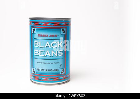 Händler Joes Dose mit schwarzen Bohnen auf weißem Hintergrund Stockfoto