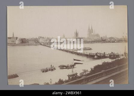 Blick auf Köln und den Rhein, Anonym, 1880 - 1910 Foto das Foto wurde vom rechten Rheinufer, von Deutz, mit Blick auf die Pontonbrücke zwischen Köln und Deutz aufgenommen. Deutz-Papieralbumen drucken Stadtansicht im Allgemeinen; 'Veduta'. fluss. Pontonbrücke Köln Stockfoto