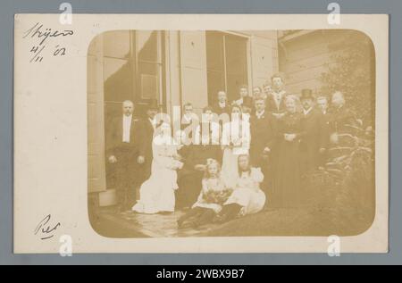 Gruppenporträt während einer Hochzeit in Strijen, Anonym, 1902 Fotografie streunende fotografische Unterstützung (zivile) Hochzeitszeremonien. Braut und Bräutigam im Hochzeitskleid. Mitglieder der Brautparty Stockfoto