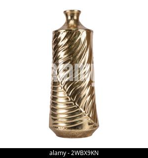 Eine einfache Vintage Vase, handgefertigt mit schlichtem Design aus goldenem Messing, isoliert auf weißem Hintergrund. Goldene Vintage-Vase aus nächster Nähe Stockfoto