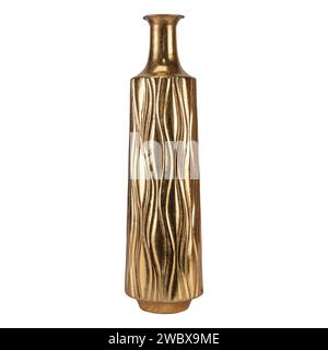 Eine einfache Vintage Vase, handgefertigt mit schlichtem Design aus goldenem Messing, isoliert auf weißem Hintergrund. Goldene Vintage-Vase aus nächster Nähe Stockfoto