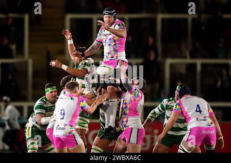 Sebastian de Chaves von Newcastle Falcons gewinnt den Line-Out-Ball während des EPCR Challenge Cup-Spiels in Kingston Park, Newcastle upon Tyne. Bilddatum: Freitag, 12. Januar 2024. Stockfoto