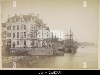 Blick auf den Kindergarten vor der Seeschifffahrt an der Ecke Prins Hendrikkade und Schippersgracht, um 1860 - um 1900 Foto. Kabinettfoto Teil des Leporelloalbums mit 24 Fotos von Amsterdam. Amsterdamer Karton. Fotografische Trägeralbumen drucken Hochschulbildung, z. B.: Lehrerhochschule (+ Schüler). Fassade (Haus oder Gebäude). Segelschiff, Segelboot Prins Hendrikkade. Schippersgracht Stockfoto