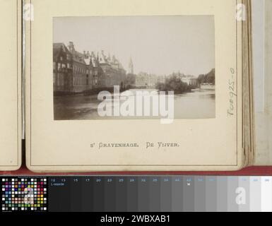 Blick auf den Hofvijver in den Haag, um 1860 - um 1900 Foto Teil des Fotoalbums mit Aufnahmen von Städten in Nord- und Südholland und Utrecht. Die Haager Pappe. Fotografischer Trägeralbumendruckteich Hofvijver Stockfoto