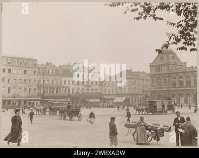 Rogierplein in Brüssel: Gebäude, Passanten, Pferdekutschen und eine Muschelfrau, anonym, ca. 1900 - ca. 1910 Foto Teil des Familienalbums mit Fotos von Wijnhandel Kraaij & Co. Bordeaux-Amsterdam. Fotomaterial Square, Place, Circus usw. (+ Stadt (-Landschaft) mit Zahlen, Personal). Hotel, Hostelry, inn. Vierrädriges, tierischer Zugfahrzeug, z. B.: Fahrerhaus, Kutsche, Reisebus (+ Beförderung für Personentransport). Markt. Handwagen (+ Variante) Rogierplein Stockfoto
