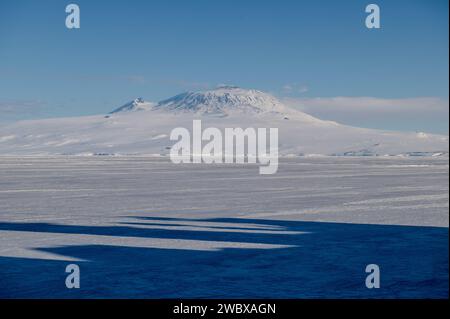 McMurdo Station, Antarktis. Dezember 2023. Mt. Erebus, der höchste aktive Vulkan der Antarktis und der südlichste aktive Vulkan der Welt, wird vom Deck des Coast Guard Cutter Polar Star in der Nähe der US-Antarktis-Forschungsstation am 28. Dezember 2023 im McMurdo Sound in der Antarktis gesehen. Quelle: PO3 Ryan Graves/USA Coast Guard/Alamy Live News Stockfoto