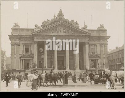 Äußere der Brüsseler Börse mit Passanten im Vordergrund, von Anspachlaan gesehen, Anonym, ca. 1900 - ca. 1910 Foto Teil des Familienalbums mit Fotos von Wijnhandel Kraaij & Co. Bordeaux-Amsterdam. Fotomaterial Exchange, Bourse. Pferd. Wanderstipendium Stockfoto
