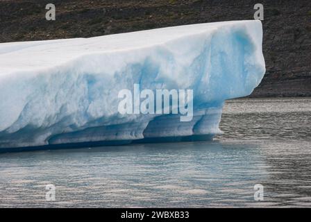 Ein Eisberg, der auf dem Argentino-See in der Nähe des Upsala-Gletschers schwimmt (El Calafate, Santa Cruz, Patagonia, Argentinien) Stockfoto