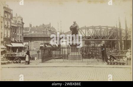 Blick auf die Statue von Erasmus auf dem Groten Markt in Rotterdam, um 1860 - um 1900 Fotografie. Kabinettfoto Teil des Leporelloalbums mit Fotos aus Rotterdam. Rotterdam-Karton. Fotografische Unterstützung Albumenabdruck Denkmal, Statue. Brücke. Platz, Ort, Zirkus usw. (+ Stadt (-Landschaft) mit Zahlen, Personal) großer Markt Stockfoto