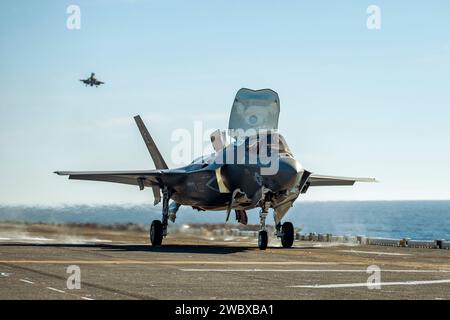 Santa Catalina Island, Usa. Januar 2024. Ein US-Marine Corps F-35B Lightning II Tarnjäger, das an der Marine Fighter Attack Squadron 225 befestigt ist, landet auf dem Flugdeck des amphibischen Angriffsschiffs USS Boxer, der am 5. Januar 2024 vor der Küste Kaliforniens im Pazifischen Ozean operiert. Quelle: CPL. Joseph Helms/USA Marines Photo/Alamy Live News Stockfoto