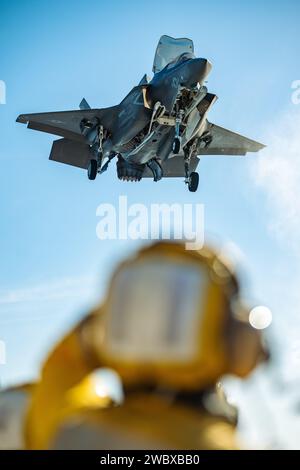 Santa Catalina Island, Usa. Januar 2024. Ein US-Marine Corps F-35B Lightning II Tarnflugzeug, das an der Marine Fighter Attack Squadron 225 befestigt ist, schwebt über dem Flugdeck des amphibischen Angriffsschiffs USS Boxer, das am 5. Januar 2024 vor der Küste Kaliforniens im Pazifischen Ozean operiert. Quelle: CPL. Joseph Helms/USA Marines Photo/Alamy Live News Stockfoto