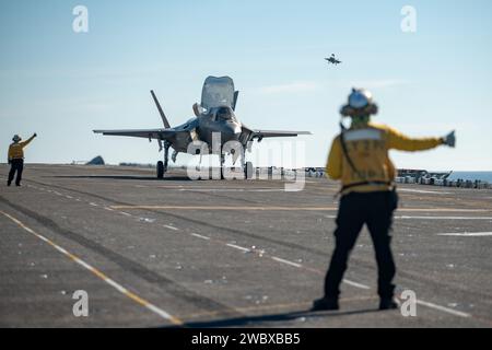 Santa Catalina Island, Usa. Januar 2024. Die Flugbesatzung der US Navy signalisiert ein Marinekorps F-35B Lightning II Stealth-Kampfflugzeug, das an der Marine Fighter Attack Squadron 225 befestigt ist, als es auf dem Flugdeck des amphibischen Angriffsschiffs USS Boxer landet, das Flugoperationen auf dem Pazifik durchführt. 2024 vor der Küste Kaliforniens, USA. Quelle: CPL. Joseph Helms/USA Marines Photo/Alamy Live News Stockfoto