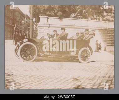 Unbekannte Firma in einem Auto, anonym, ca. 1915 - ca. 1925 fotografische Unterstützung Gelatine Silberdruck Automobil. Straße Stockfoto