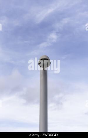 Eine einsame Straßenleuchte aus Metall in modernem Stil mit LED-Lampen und einem Hintergrund des Himmels mit Wolken Stockfoto