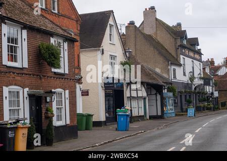 Cookham, Großbritannien. Januar 2024. Eine sehr ruhige Cookham High Street. Es war eine harte Woche für Unternehmen in Cookham, da zwei Straßen in das Dorf gesperrt wurden. Einer wegen Überschwemmungen und der andere wegen Reparaturen an der Cookham Bridge. Das Dorf Cookham in Berkshire beginnt langsam auszutrocknen, nachdem die Themse am vergangenen Wochenende ihre Ufer geplatzt hat. Der Wasserspiegel sinkt endlich. Jetzt beginnt die teure Säuberung bei den Einwohnern und dem Royal Borough of Windsor & Maidenhead. Quelle: Maureen McLean/Alamy Live News Stockfoto