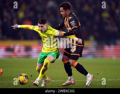 Borja Sainz aus Norwich City und Fabio Carvalho aus Hull City (rechts) kämpfen um den Ball während des Sky Bet Championship Matches im MKM Stadium, Hull. Bilddatum: Freitag, 12. Januar 2024. Stockfoto