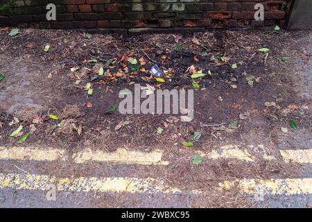Cookham, Großbritannien. Januar 2024. Trümmer nach Überschwemmungen in Cookham. Das Dorf Cookham in Berkshire beginnt langsam auszutrocknen, nachdem die Themse am vergangenen Wochenende ihre Ufer geplatzt hat. Der Wasserspiegel sinkt endlich. Jetzt beginnt die teure Säuberung bei den Einwohnern und dem Royal Borough of Windsor & Maidenhead. Kredit: Maureen McLean/Alamy Stockfoto