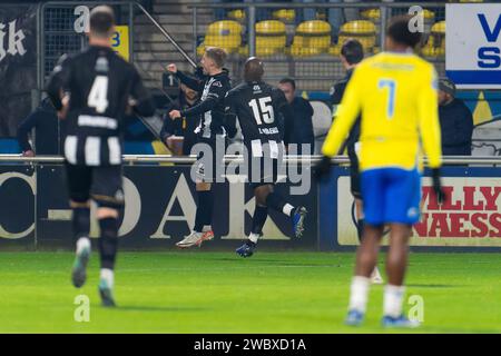 Waalwijk, Niederlande. Januar 2024. WAALWIJK, NIEDERLANDE - 12. JANUAR: Emil Hansson von Heracles Almelo feiert, nachdem er am 12. Januar 2024 im Mandemakers Stadion in Waalwijk, Niederlande, mit Jetro Willems von Heracles Almelo das erste Tor des Teams erzielt hat. (Foto: Joris Verwijst/Orange Pictures) Credit: dpa/Alamy Live News Stockfoto