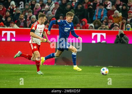 Joshua Kimmich (FC Bayern München, #06), Marius Buelter (TSG 1899 Hoffenheim, #21), GER, FC Bayern München (FCB) vs. TSG 1899 Hoffenheim (TSG), Fussball, Bundesliga, 17. Spieltag, Spielzeit 2023/2024, 12.01.2024, DFB/DFL-Vorschriften verbieten jede Verwendung von Fotografien als Bildsequenzen und/oder Quasi-Video., Foto: Eibner-Pressefoto/Sascha Walther Stockfoto