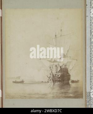 Fotoproduktion des Gemäldes 'Het Kanonschot' von Willem van de Velde (II), 1893 - 1912 Fotografie. Kabinettfotografie Teil des Leporelloalbums mit Fotoproduktionen von Gemälden aus dem Rijksmuseum. Amsterdamer Karton. Fotounterstützung Albumendruck Bild, Malen. Segelschiff, Segelboot. Kanonenschüsse (Militärsalut) Rijksmuseum Amsterdam Stockfoto