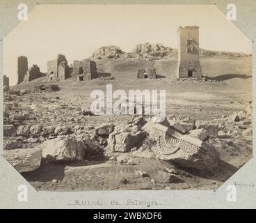 Ebene mit Ruinen in Palmyra (Syrien), um 1880 - um 1900 Foto Teil des Albums eines französischen Amateurs mit Fotos von Frankreich, Algerien, Palmyra, der Weltausstellung von 1900 und bekannten Franzosen. Palmyra-Papier. Fotografische Unterstützung Albumendruck Ruine eines Gebäudes  Architektur Palmyra Stockfoto