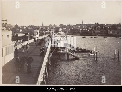 Walkers on the Ryde Pier, im Hintergrund die Stadt Ryde auf der Isle of Wight, Anonym, 1878–1890 Foto Teil des Reisealbums European Cities, vermutlich Schwedisch. Ryde Fotounterstützung Albumendruck Pier, Kai, Kai. Küstenstrukturen (+ Landschaft mit Figuren, Personal) Ryde Stockfoto