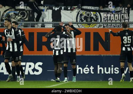 WAALWIJK - (l-r) Brayan Limbombe von Heracles Almelo, Mario Engels von Heracles Almelo feiert das 1-2 während des niederländischen Eredivisie-Spiels zwischen RKC Waalwijk und Heracles Almelo im Mandemakers Stadium am 12. Januar 2024 in Waalwijk, Niederlande. ANP BART STOUTJESDIJK Credit: ANP/Alamy Live News Stockfoto