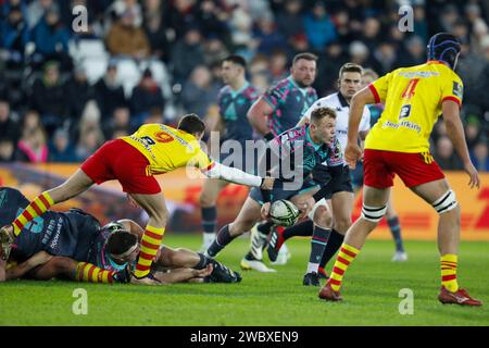 Swansea, Großbritannien. Januar 2024. Luke Davies von Ospreys (c) in Aktion. EPCR Challenge Cup Rugby, Ospreys gegen Perpignan, Pool 2 Spiel im Stadion Swansea.com in Swansea, Südwales am Freitag, den 12. Januar 2024. Nur redaktionelle Verwendung. bild von Geraint Nicholas/Andrew Orchard Sportfotografie/Alamy Live News Credit: Andrew Orchard Sportfotografie/Alamy Live News Stockfoto